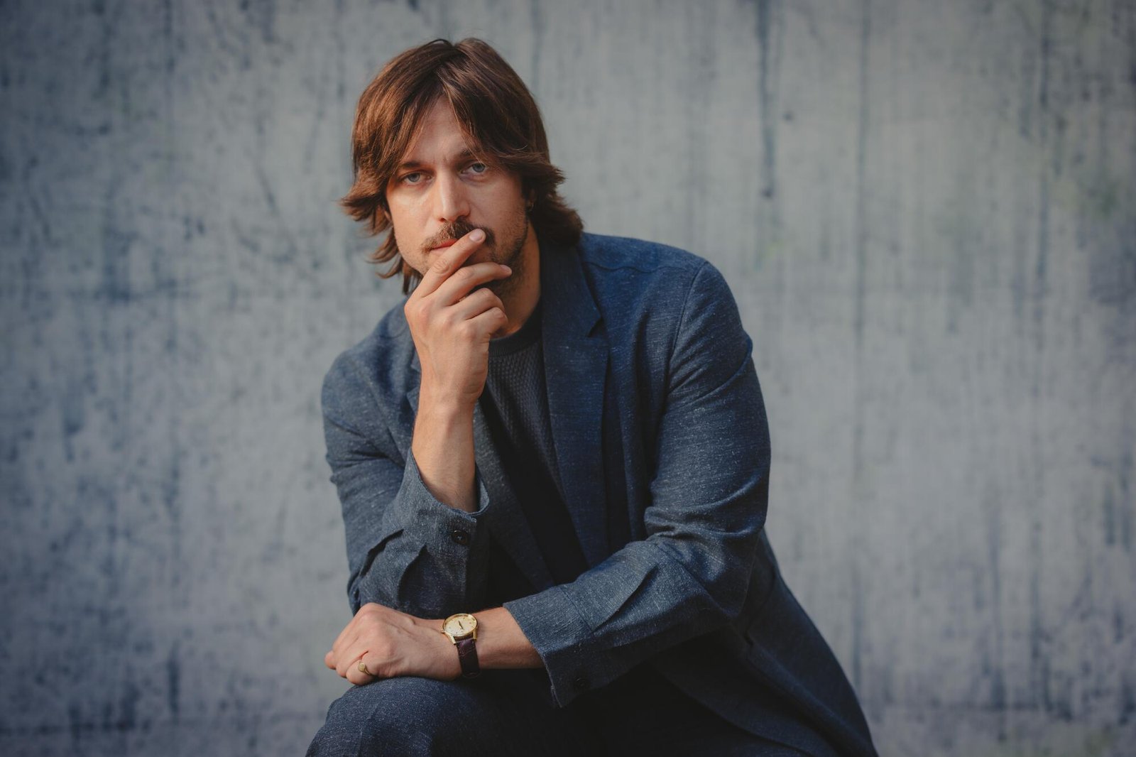 Lucas Bravo : L’étoile montante de la scène cinématographique française